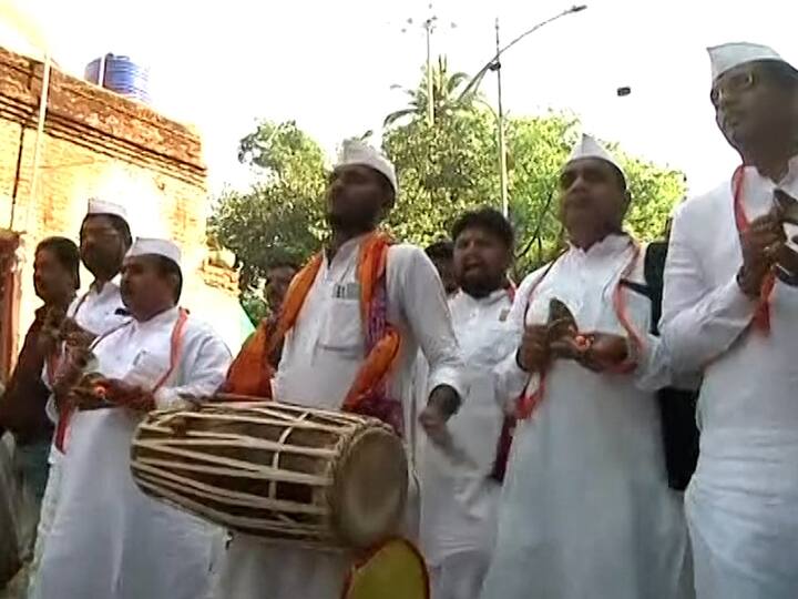 साधू संतांबद्दल अपमानजनक शब्द वापरल्याचा आरोप करत वारकऱ्यांनी नाशिकमध्ये दिंडी यात्रा काढली आहे. सुषमा अंधारे यांची पक्षातून हक्कालपट्टी करण्याची मागणी दिंडीतील वारकर्यांनी केली आहे.