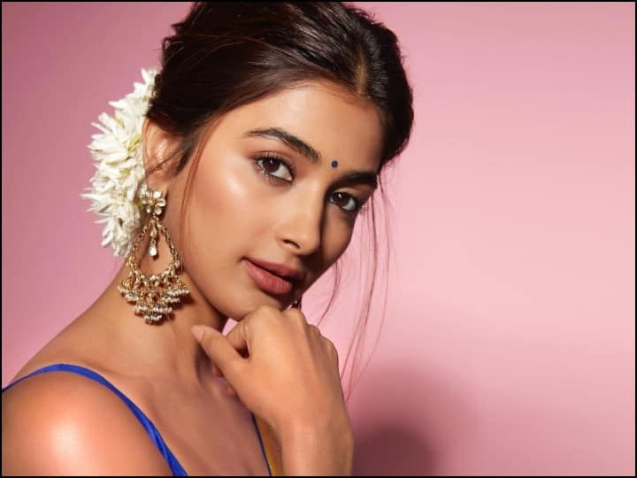 Pooja Hegde is out of Pawan Kalyan's Ustad Bhagat Singh Find out here Ustad Bhagat Singh: पवन कल्याण की 'उस्ताद भगत सिंह' से बाहर हो गई हैं पूजा हेगड़े? सामने आई फिल्म से जुड़ी ये अपडेट