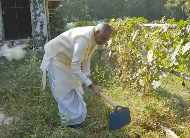 Chancellor Acharya Devvrat instructed the officials to clean Gujarat Vidyapith Ahmedabad: ગુજરાત વિદ્યાપીઠના દ્રશ્યો જોઈ દુ:ખી થયા કુલપતિ આચાર્ય દેવવ્રત, હાથમાં લીધો પાવડો અને....