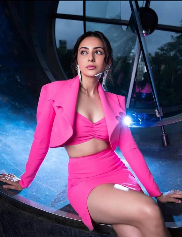 বলিউড এবং দক্ষিণী ছবির জনপ্রিয় অভিনেত্রী রকুলপ্রীত সিংহ। সদ্য়ই তাঁকে সমন পাঠিয়েছে ইডি। একঝলকে চোখ বুলিয়ে নেওয়া যাক অভিনেত্রীর সম্পর্কে অজানা কিছু তথ্যে।