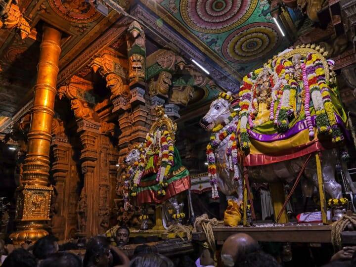 கோயிலில் அலங்கரிக்கப்பட்ட சுவாமி பிரியாவிடை மற்றும் மீனாட்சியம்மன்.