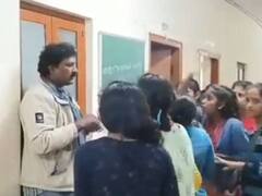 Crime: பாலியல் தொல்லை.. கொதித்தெழுந்த மாணவிகள்...சரமாரியாக தாக்கப்பட்ட தலைமை ஆசிரியர்..