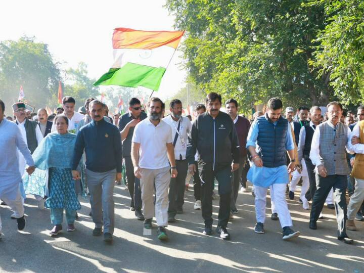 आपको बता दें कि भारत जोड़ो यात्रा 7 सितंबर को दक्षिण भारत के कन्याकुमारी से शुरू हुई है. इस यात्रा के जरिए राहुल गांधी देश को एकता के सूत्र में पिरोने की कोशिश कर रहे हैं.
