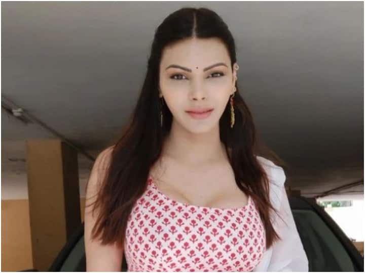 Deepika Padukone's saffron outfit controversy Sherlyn Chopra said This is not acceptable Pathaan Controversy: दीपिका पादुकोण के भगवा बिकिनी विवाद में  Sherlyn Chopra की हुई एंट्री, बोली- 'ये मंजूर नहीं'