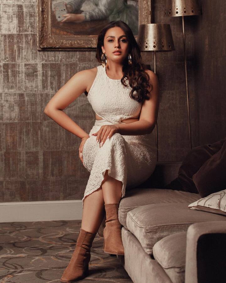 येथे हुमाने न्यूड मेकअप केला आहे, केस उघडे ठेवले आहेत आणि गोल्डन कानातले घातले आहेत. (फोटो सौजन्य :iamhumaq/इंस्टाग्राम)