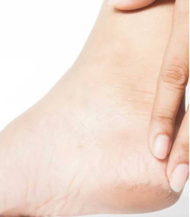 শীতকালে ত্বক রুক্ষ হয়ে যাওয়া অত্যন্ত স্বাভাবিক একটা বিষয়। একইভাবে রুক্ষ হতে থাকে পা-ও। গোড়ালি ফাটতে শুরু করে।