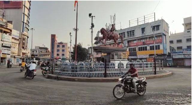Solapur News Solapur Bandh call today to protest controversial statements about Chhatrapati Shivaji Maharaj, B R Ambedkar by BJP leaders Solapur Bandh : महापुरुषांबाबत वादग्रस्त वक्तव्य केल्याच्या निषेधार्थ आज सोलापूर बंदची हाक, पोलिसांचा कडेकोट बंदोबस्त