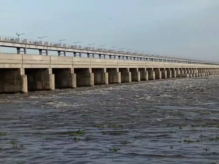 Increase in water flow to Karur Mayanur Kathavana - Opening of irrigation canals TNN கரூர் மாயனூர் கதவணைக்கு நீர்வரத்து அதிகரிப்பு - பாசன வாய்க்கால்களில் நீர் திறப்பு