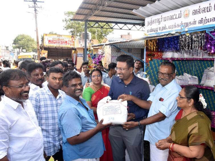 The District Collector inaugurated a shop selling organic fertilizers and earthworms at Vallam near Thanjavur TNN இயற்கை உரம், மண்புழு விற்பனை அங்காடியை திறந்து வைத்த தஞ்சை மாவட்ட கலெக்டர்