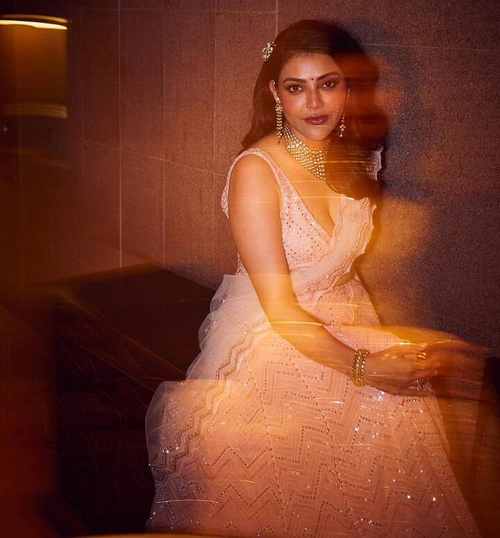 अभिनेत्रीने येथे गोल्डन आणि स्टोनचे दागिने घातल आहेत. तिने आपले केस पिन केले आहेत.(फोटो सौजन्य :kajalaggarwalofficial/इंस्टाग्राम)