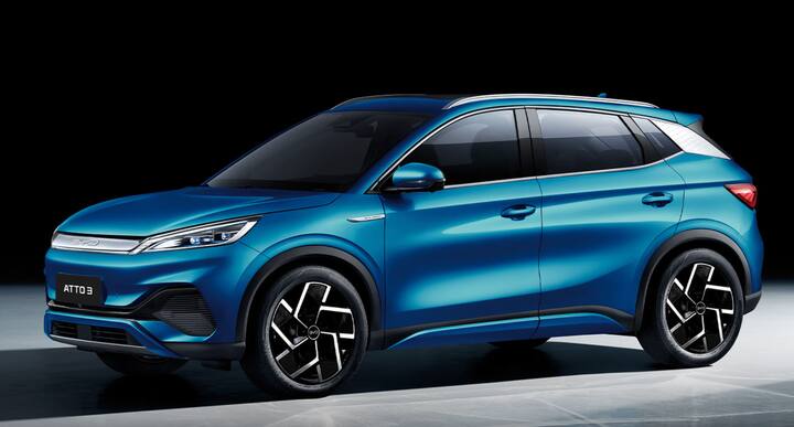 बीवाईडी ऑटो 3 अभी कुछ दिनों पहले ही देश में लॉन्च हुई है और इसकी बुकिंग भी शुरू हो चुकी है. जनवरी से इसकी डिलीवरी शुरू हो जाएगी. यह कार एक सिंगल चार्ज पर 521 km तक की रेंज देने में सक्षम है. यह कार फास्ट चार्जर की मदद से मात्र 50 मिनट में 80% तक चार्ज हो सकती है.