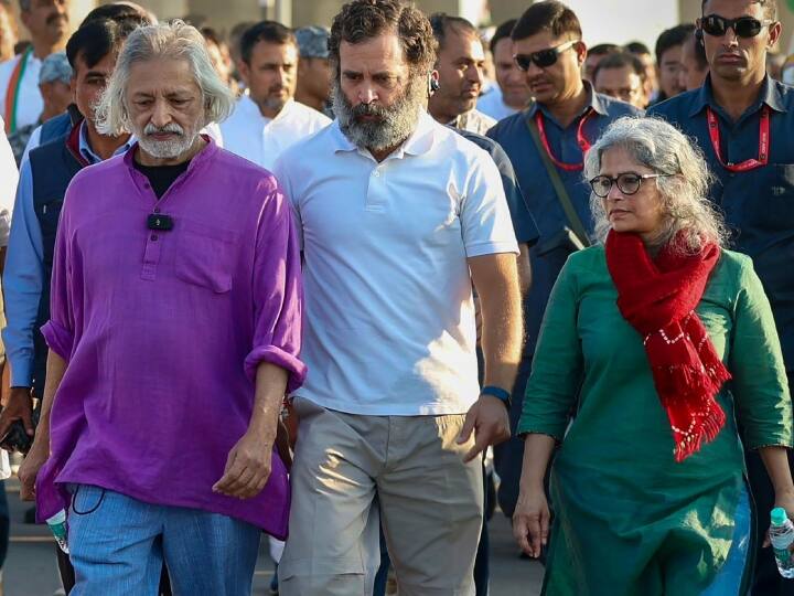 दौसा जिले में गुरुवार शाम भारत जोड़ो यात्रा में फिल्मकार आनंद पटवर्धन और शिक्षाविद सीमंतिनी धुरू भी शामिल हुईं. पटवर्धन डाक्यूमेट्री फिल्मों के लिए मशहूर हैं.