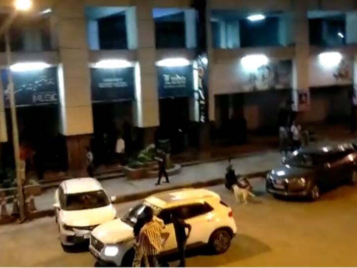 violent fight between young women in mira road mumbai video viral  अर्वाच्च शिवीगाळ करत तरुणींमध्ये तुफान मारामारी, मिरा रोड येथील व्हिडीओ व्हायरल 