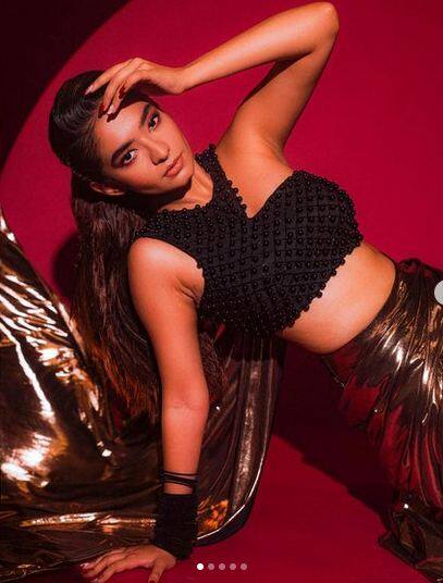 ਮੈਟਲਿਕ ਸਾੜ੍ਹੀ 'ਚ 'ਅਪਸਰਾ' ਵਾਂਗ ਲੱਗ ਰਹੀ ਸੀ ਅਨੁਸ਼ਕਾ ਸੇਨ