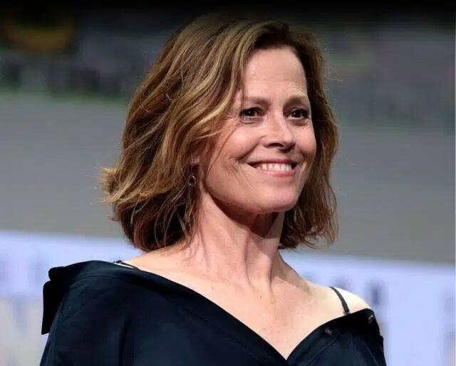 एक्ट्रेस सिगौरनी व्हिवर (Sigourney Weaver) फिल्म में किरी का रोल प्ले कर रही हैं जो जेक और नेतिरी की गोद ली हुई बेटी हैं. इस फिल्म के लिए वो लगभग 27 करोड़ रुपये चार्ज कर रही हैं.