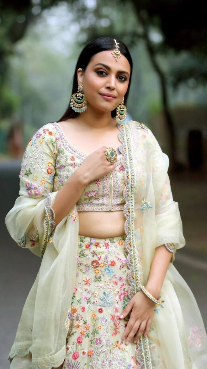 स्वरा भास्कर ने दीपिका को सपोर्ट करते हुए लिखा- मिलिए हमारे देश के सत्ताधारी राजनेताओं से..एक्ट्रेस के कपड़ों को देखने से फुरसत मिलती तो क्या पता कुछ काम भी कर लेते ?