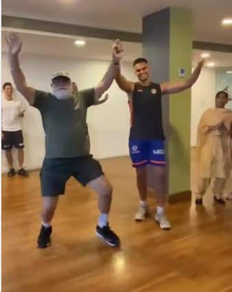 cricket watch video arjun tendulkar and yograj singh bhangra video viral on social media Watch : ਅਰਜੁਨ ਤੇਂਦੁਲਕਰ ਤੇ ਯੋਗਰਾਜ ਸਿੰਘ ਨੇ ਪਾਇਆ ਭੰਗੜਾ, VIDEO ਹੋਇਆ ਵਾਇਰਲ