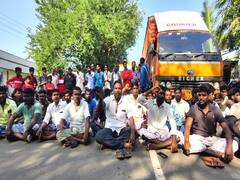 மயிலாடுதுறையில் சாலையை சரி செய்யக் கோரி சாலை மறியலில் ஈடுபட்ட பொதுமக்கள்