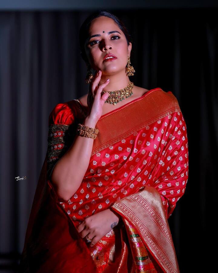 సోషల్ మీడియాలో యాక్టీవ్ గా ఉంటుంది.Photo Credit@Anasuya/Instagram