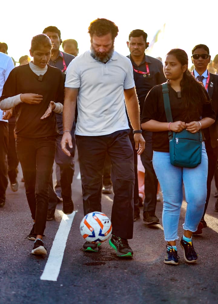 राहुल गांधी भारत जोड़ो यात्रा में फुटबॉल खेलते हुए भी नजर आए. उन्होंने यात्रा के दौरान स्कूल स्टूडेंट के साथ कई सारे खेल सड़क पर ही खेले. राहुल गांधी यात्रा के दौरान काफी चुस्ती-फुर्ती में नजर आते हैं.