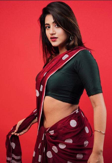 ती दररोज तिचे डान्स आणि कॉमेडी व्हिडिओ सोशल मीडियावर शेअर करत असते.