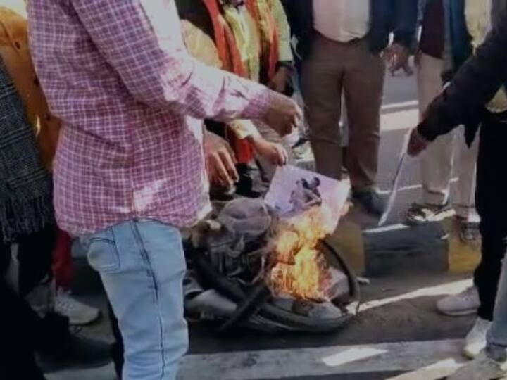 Pathaan Controversy Hindu organizations burnt the poster of Shah Rukh Khan and Deepika Padukone in Alwar of Rajasthan ANN Pathaan Controversy: अलवर में हिंदूवादी संगठनों ने जलाए शाहरुख-दीपिका के पोस्टर, फिल्म नहीं चलने देने की धमकी दी