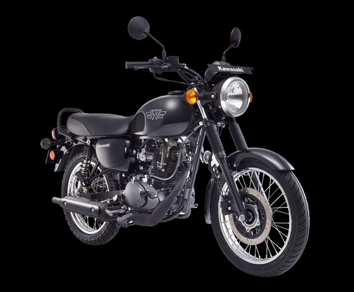 कावासाकी W175 भारत में 1,47,000 रुपये की शुरुआती कीमत पर उपलब्ध एक क्रूजर बाइक है. यह 2 वेरिएंट और 2 रंगों में उपलब्ध है. इसमें एक 177cc का BS6 इंजन दिया गया है जो 12.8 bhp की पॉवर और 13.2 Nm का टार्क प्रोड्यूस करता है. फ्रंट में डिस्क और रियर में ड्रम ब्रेक के साथ इसमें एंटी-लॉकिंग ब्रेकिंग सिस्टम भी मिलता है.