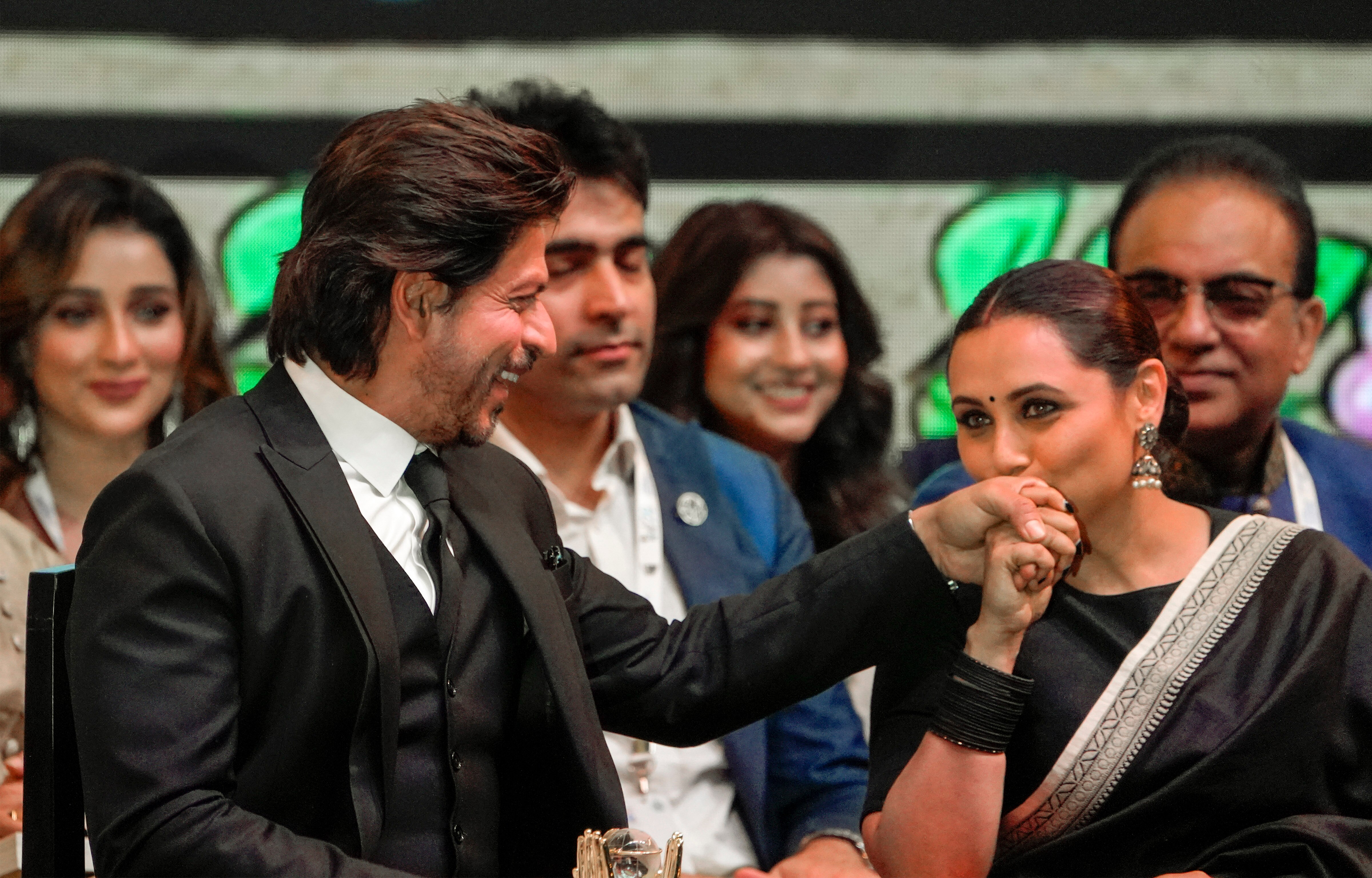 KIFF 2022: Rani Mukerji Kisses Shah Rukh Khan's Hand, He Touches ...