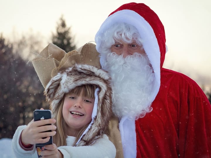 Viral News 8-yr-old girl wants 'money for Mummy and Daddy' from Santa In heart-wrenching letter Viral News: డియర్ శాంటా నాకేమీ వద్దు, మా అమ్మనాన్నకు డబ్బులివ్వు చాలు  - కన్నీళ్లు పెట్టిస్తున్న చిన్నారి లెటర్‌