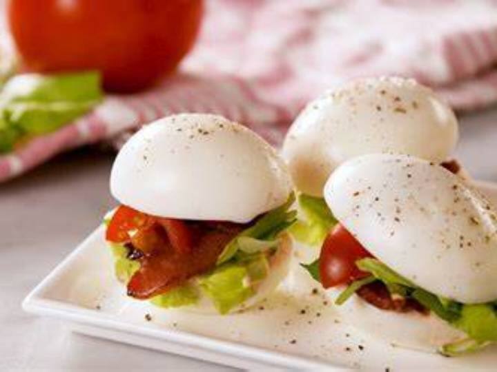 अंडे उबाल कर छिलका उतार लें:इस आसान रेसिपी को शुरू करने के लिए एक चुटकी नमक के साथ पानी डालें. अंडे को उबाल कर छिलका हटा दें. इसके बाद एक पैन को गर्म करें और थोड़ा तेल छिड़क कर बेकन स्ट्रिप्स को फ्राई करें.