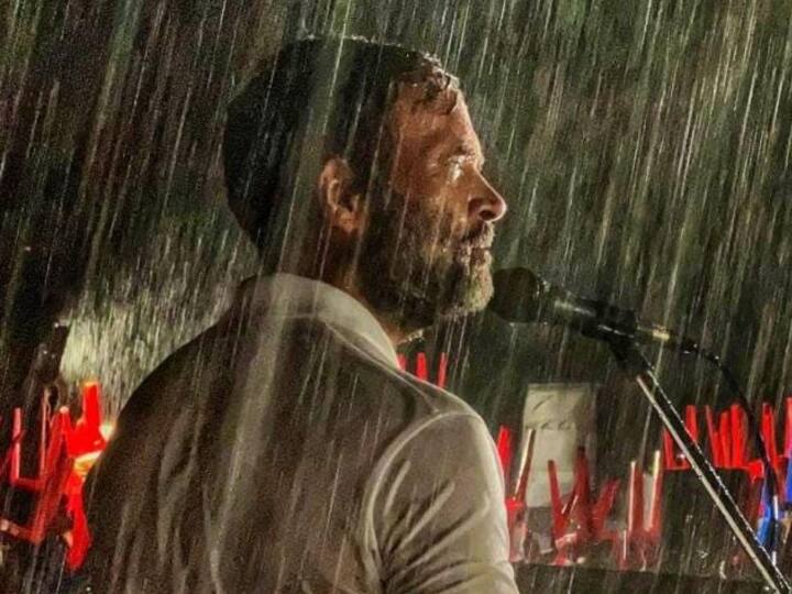 राहुल गांधी की भारत जोड़ो यात्रा की यह तस्वीर भी बहुत वायरल हुई है. इसमें वो एक जगह भाषण दे रहे थे और उसी दौरान बारिश हो जाती है. राहुल गांधी ने बारिश में भी अपना भाषण जारी रखा. बारिश में स्पीच देते राहुल गांधी की तस्वीर खूब वायरल हुई.