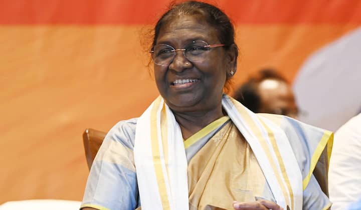 भारत में राष्ट्रपति को देश का पहला नागरिक कहा जाता है. यह बात लगभग सभी जानते हैं. राष्ट्रपति तीनों सेनाओं के कमांडर होते हैं. इसके अलावा, राष्ट्रपति देश के कई प्रमुख पदों पर नियुक्ति भी करते हैं. वर्तमान में श्रीमती द्रौपदी मुर्मू जी भारत की राष्ट्रपति हैं.