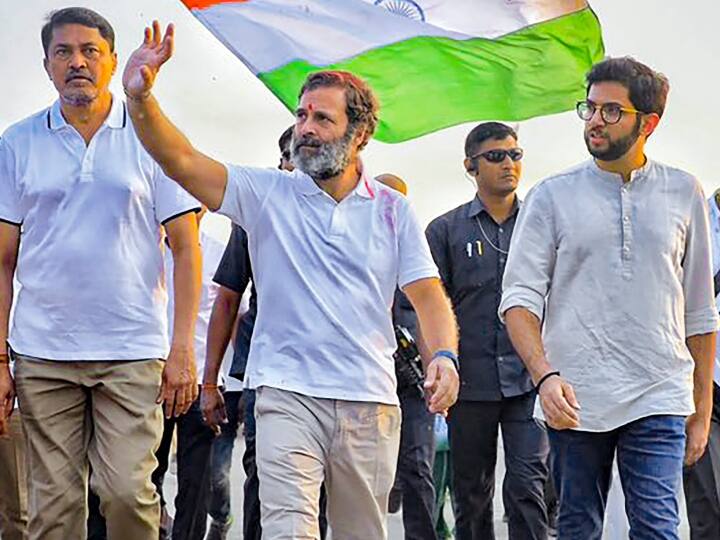 भारत जोड़ो यात्रा में राहुल गांधी के साथ कदम मिलाते उध्दव ठाकरे के नेतृत्व वाली शिव सेना के नेता आदित्य ठाकरे. आदित्यन 11 नवंबर को इस यात्रा में शामिल हुए थे.