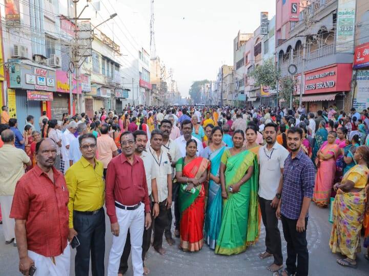 அஷ்டமி சப்பர திருவிழாவில் கோயில் பணியாளர்கள் எடுத்துக் கொண்ட புகைப்படம்.