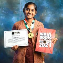 Viral News: ঝড়ের গতিতে বোর্ডে ফুটে উঠছে লেখা, একাধিক রেকর্ড এই বিস্ময় বালিকার