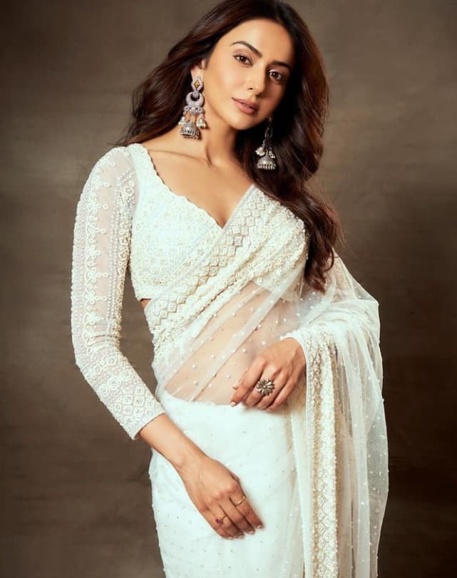 সৌন্দর্য প্রতিযোগিতাতেও একাধিক খেতাব জেতেন রকুলপ্রীত সিংহ। প্রথম ছবির পর দু বছরের বিরতি নিয়ে ফের অভিনয় শুরু করেন।