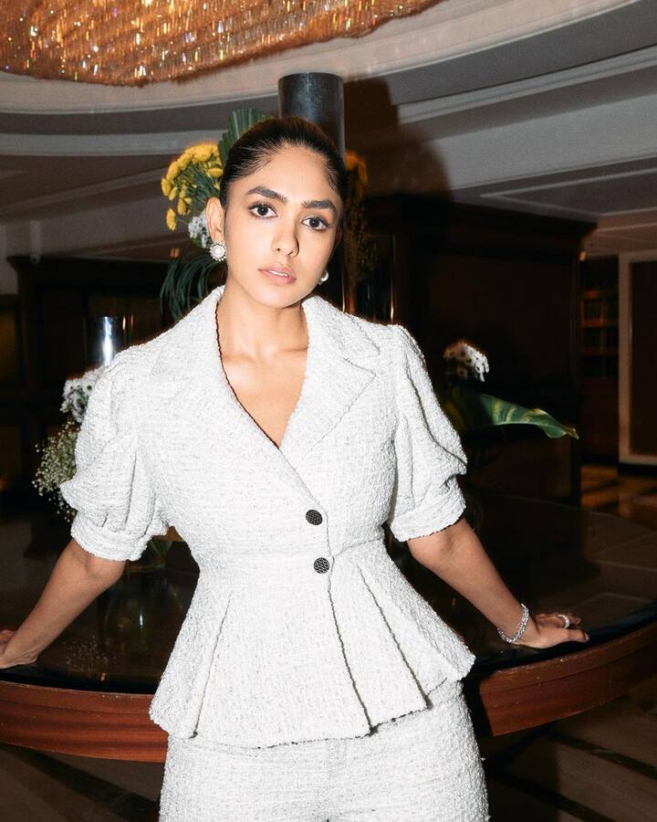 సోషల్ మీడియాలోనూ యాక్టీవ్ గా ఉంటుంది.Photo Credit@Mrunal Thakur/Instagram