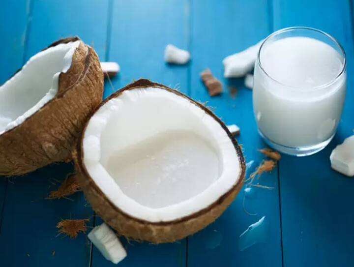 कोकोनट मिल्क विटामिन ई से भरपूर होता है जो दो मुंहे बालों को दोबारा बनने से रोकता है. ऐसे में आप थोड़ा सा कोकोनट मिल्क लेकर अपने बालों की जड़ों से लेकर सिरों तक लगाएं एक से दो घंटा बालों में लगा रहने दें फिर से शैंपू से धो ले.