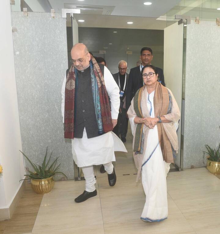 নবান্ন সভাঘরের তা শেষ হওয়ার পরে ১৪ তলায় যান কেন্দ্রীয় স্বরাষ্ট্রমন্ত্রী। মুখ্যমন্ত্রীর সঙ্গে কিছুক্ষণ সেখানে কথা হয় কেন্দ্রীয় স্বরাষ্ট্রমন্ত্রীর।