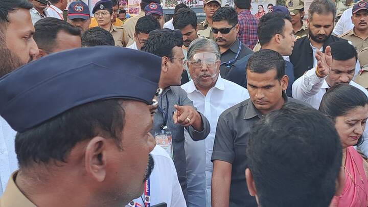 पुण्याचे पालकमंत्री चंद्रकांत पाटील यांनी पुन्हा शाईफेक होऊ नये म्हणून फेस शिल्डचा वापर केला आहे.