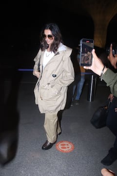 Deepika Padukone Pics: 'बेशर्म रंग' विवाद का दीपिका पादुकोण को नहीं पड़ा कोई फर्क, एयरपोर्ट पर पैपराजी को दिए ऐसे पोज