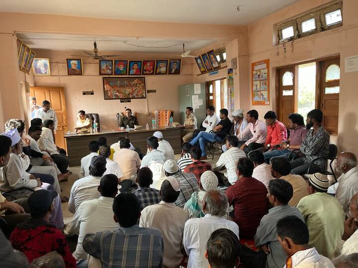 निवडणूकीच्या पार्श्वभूमीवर कायदा व सुव्यवस्थेच्या अनुषंगाने पोलीस अधीक्षक मनिष कलवानिया यांनी आढावा घेतला.