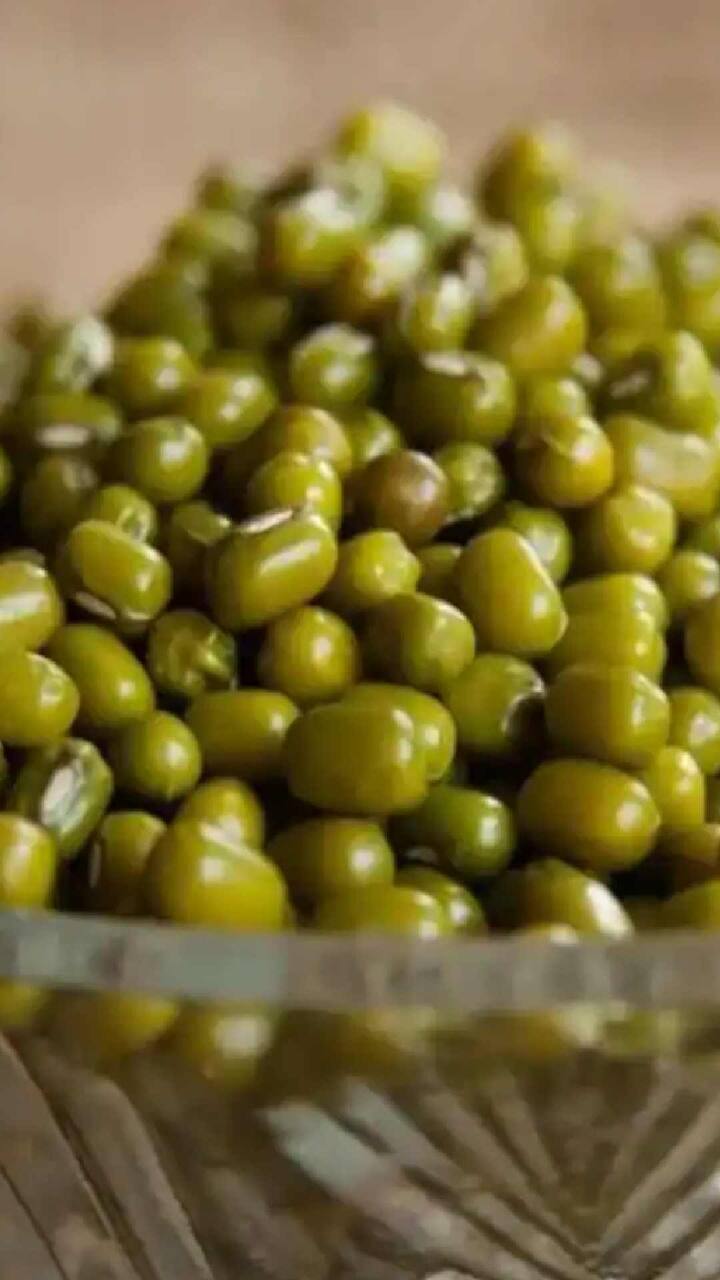 हिवाळ्यात सर्वजण मूग खातात. ही एक अशी डाळ आहे जी आरोग्याशी संबंधित प्रत्येक समस्यांमध्ये लोक या डाळीचे सेवन करतात.