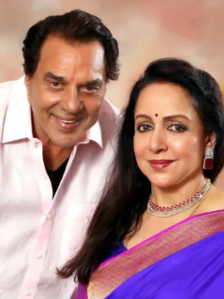 हेमा मालिनी संग रिश्ते में बंधने से पहले धर्मेंद्र दो बच्चों के पिता थे. ऐसे में उन्होंने एक रास्ता निकाला और इस्लाम धर्म अपनाकर दोनों ने बिना किसी को बताए शादी कर ली.