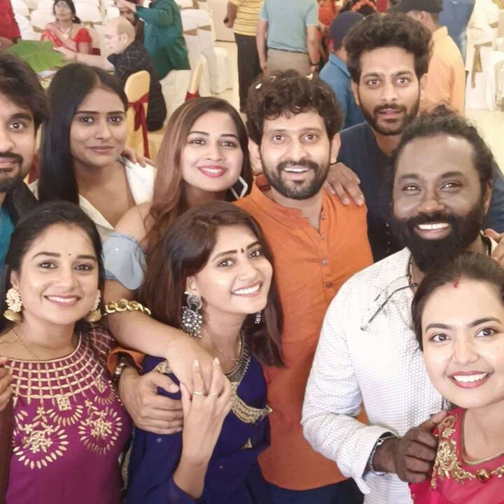 అభినయ, సూర్య తప్ప మిగతా అందరూ కనిపించారు. -Image Credit: Pinky Sudeepa/Instagram