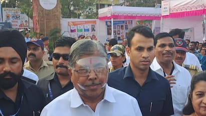 पुण्याचे पालकमंत्री चंद्रकांत पाटील यांनी पुन्हा शाईफेक होऊ नये म्हणून फेस शिल्डचा वापर केला आहे.