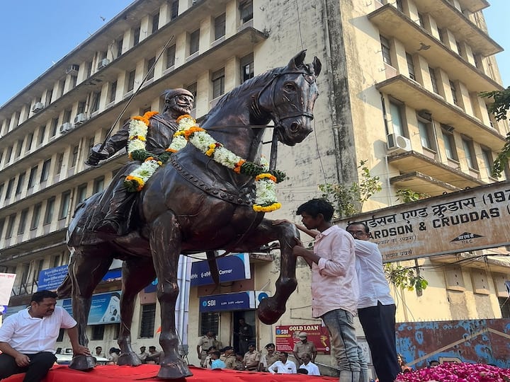 महाविकास आघाडीच्या मोर्चात महापुरुषांचे पुतळे दिसणार आहेत.