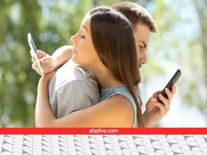 Indian couples blame smartphones for lack of attentiveness to their partner Vivo study भारत में प्यार का दुश्मन बना स्मार्टफोन! नई स्टडी में यह कैसी बात सामने आ गई