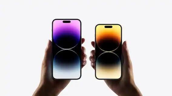 Apple iPhone 14 Pro ও iPhone 14 Pro Max ফ্ল্যাগশিপ ডিভাইসে একটি নতুন পিল-আকৃতির খাঁজ দেওয়া হয়েছে, যা নোটিফিকেশন অনুসারে আকার পরিবর্তন করে। অ্যাপল এই বৈশিষ্ট্যটির নাম দিয়েছে ডায়নামিক আইল্যান্ড। বর্তমানে এটি একটি খুব অনন্য বৈশিষ্ট্য, এমন বৈশিষ্ট্য এখনও কোনও স্মার্টফোনে আগে দেখা যায়নি।