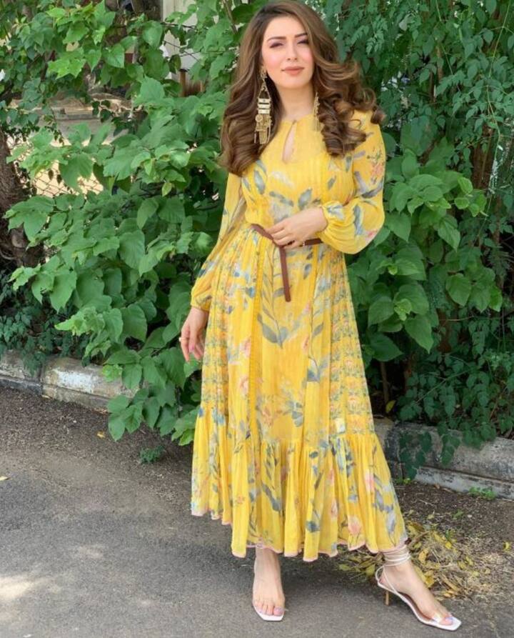 न्यू ईयर पार्टी के लिए आप थोड़ा इंडियन लुक भी ले सकती हैं. अगर आप इंडियन लुक में किसी ड्रेस की तलाश में हैं, तो हंसिका  मोटवानी की ये ब्राइट येलो कलर की ड्रेस बिल्कुल परफेक्ट है.ये ड्रेस बहुत ही कंफर्टेबल है इससे इंडियन वाइब्स भी मिलेगी. आप चाहे तो इसके साथ हील या बूट्स कैरी कर सकती हैं